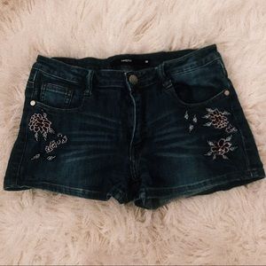 ROSE DETAILED DENIM SHORTS